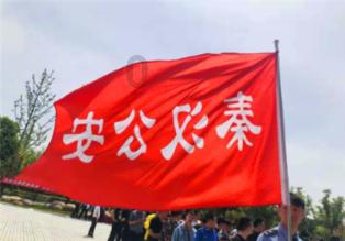 市民驾车与过路的东北虎对视，如果老虎会说话，它会说啥？游戏画面